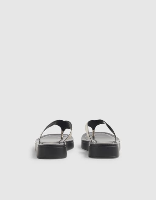 River Island Cream leather flatform toe thong sandals in ecru, 3 of 3