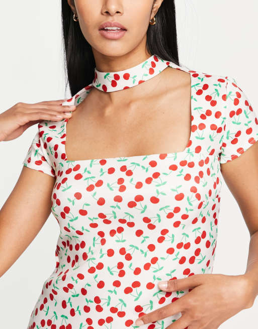 River Island - Cremehvid shift-minikjole med kirsebærprint og choker-detalje, 3 af 4