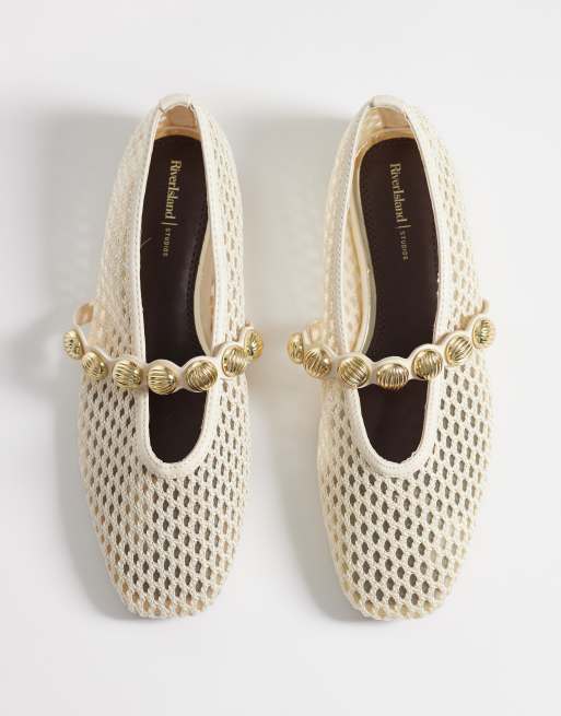River Island - Cremehvide flade ballerinaer med guldfarvede detaljer i hæklet materiale, 4 af 4