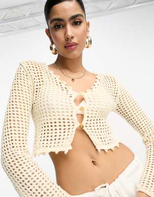 River Island - Crop top in maglia all'uncinetto crema con bottoni | ASOS