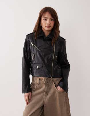 River Island - Cropped-Bikerjacke in Schwarz mit Gürtel