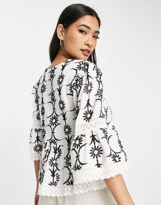 River Island - Cropped gesmokte top met broderie en borduursels in wit, 3 van 4