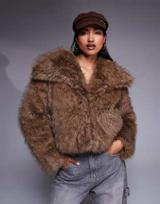 River Island - Cropped-Jacke aus Kunstpelz in Braun-Brown