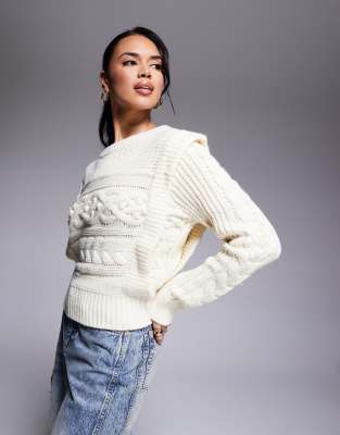 River Island - Cropped-Pullover in Creme mit Zopfmuster-Weiß