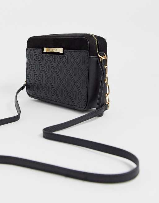 River Island Crossbodytas met monogram in reli f in zwart