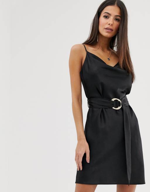 River Island – Czarna sukienka na ramiączkach z dekoltem typu woda i ozdobnym paskiem