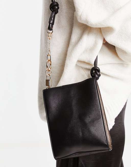 River Island – Czarna torebka crossbody z łańcuszkiem z zawieszkami