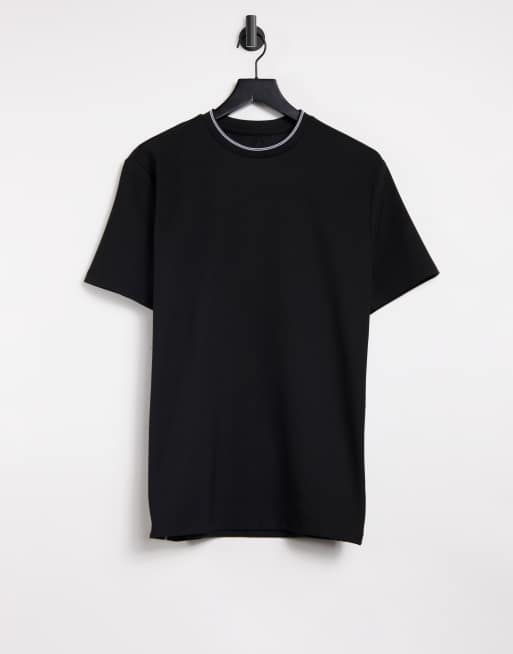 River Island – Czarny prążkowany T-shirt o dopasowanym kroju z kontrastowym przeszyciem