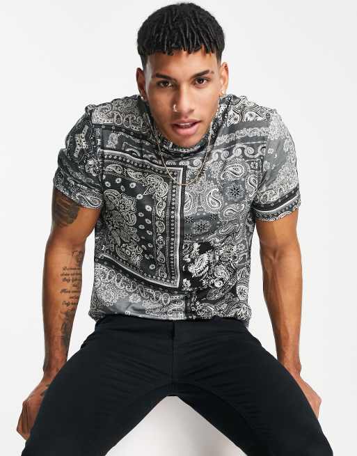 River Island – Czarny T-shirt o regularnym kroju z nadrukiem bandanowym