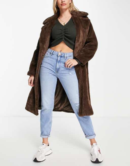 River Island distressed bum sculpt mom jeans in mid blue, 4 of 4