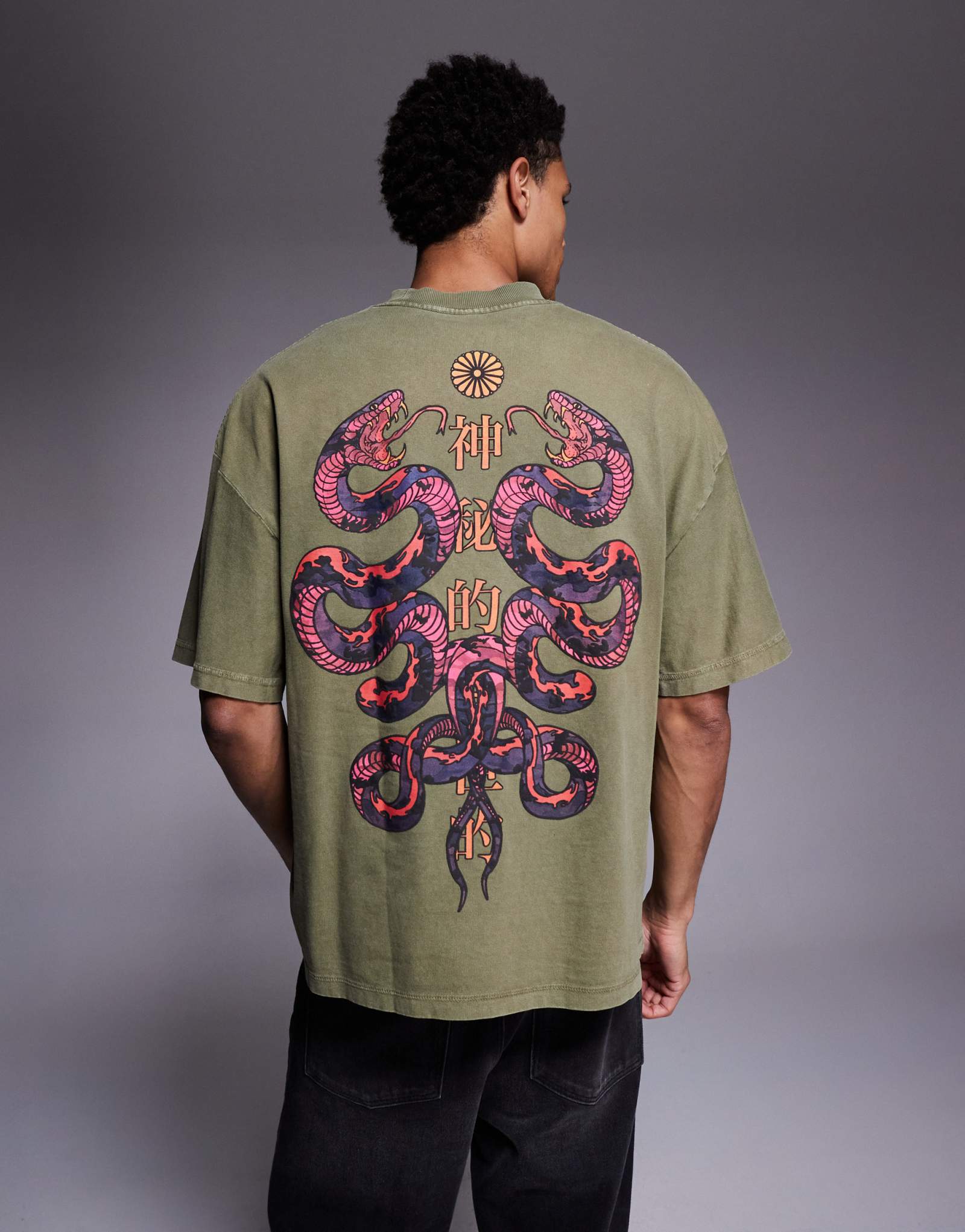 Футболка с изображением двойной змеи River Island зеленого цвета хаки