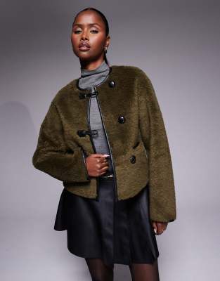 River Island - Dufflecoat aus Teddyfell in dunklem Khaki mit Knopfleiste-Grün