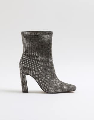  Embellished ankle boots 