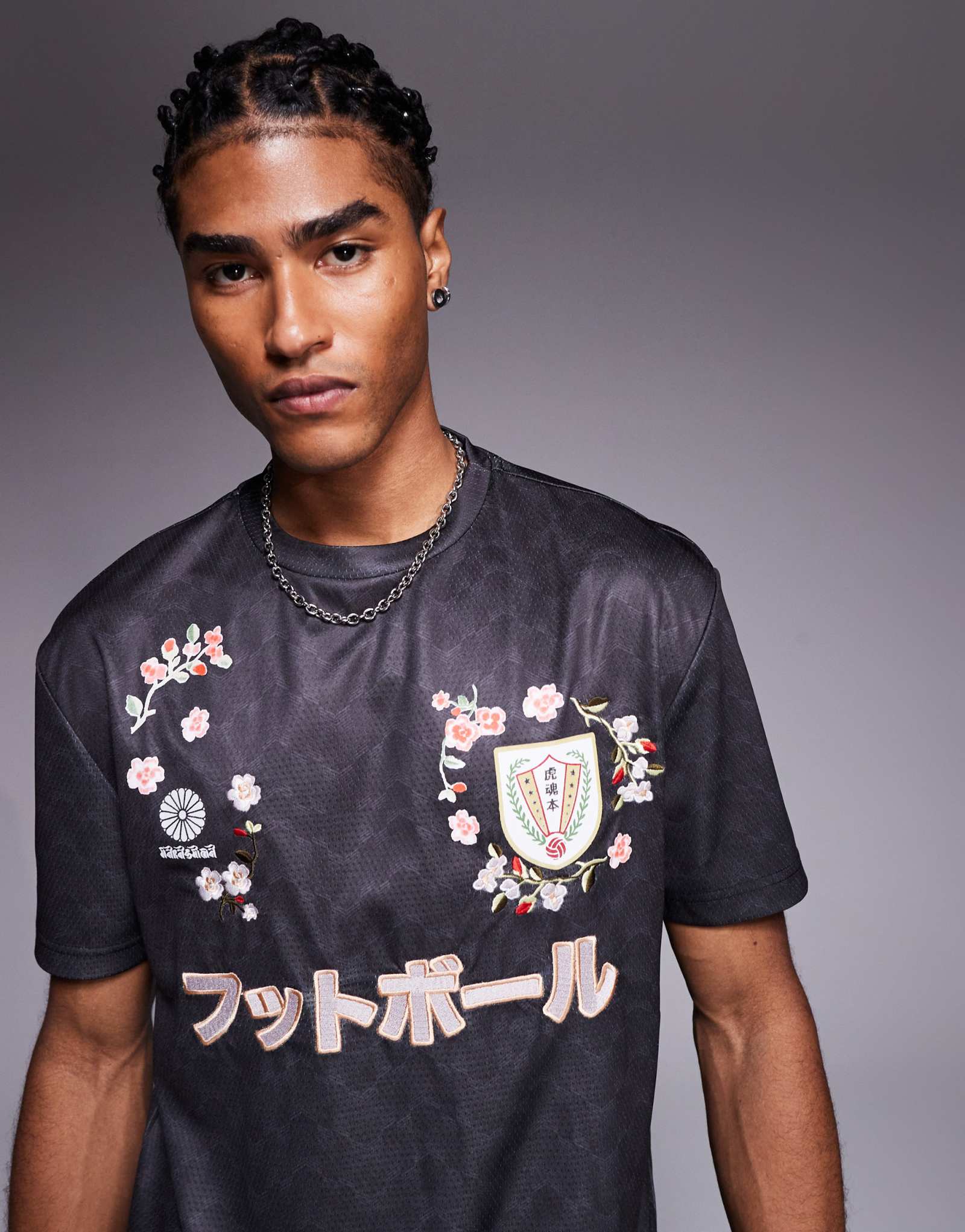 Вышитая футбольная футболка River Island черного цвета