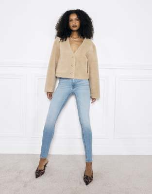 River Island - Eng anliegende Jeans aus mittelblauem Denim mit mittelhohem Bund