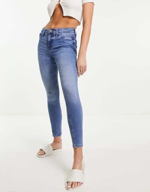 River Island – Eng geschnittene Jeans mit mittelhohem Bund in verwaschenem Mittelblau