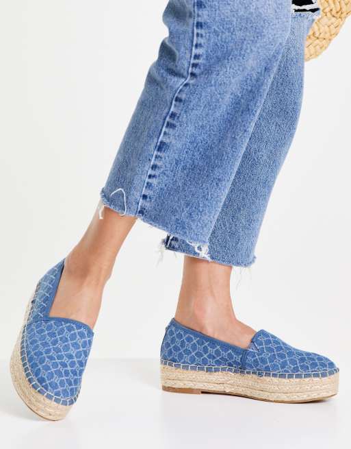 River Island - Espadrilles met monogramprint in blauw