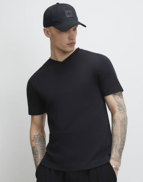 River Island Essential slim fit v neck t-shirt in black - view 1