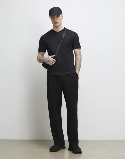 River Island Essential slim fit v neck t-shirt in black, 3 of 4
