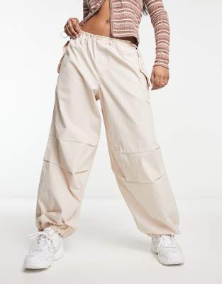 River Island - Fallschirm-Cargohose in Beige mit niedrigem Bund-Neutral