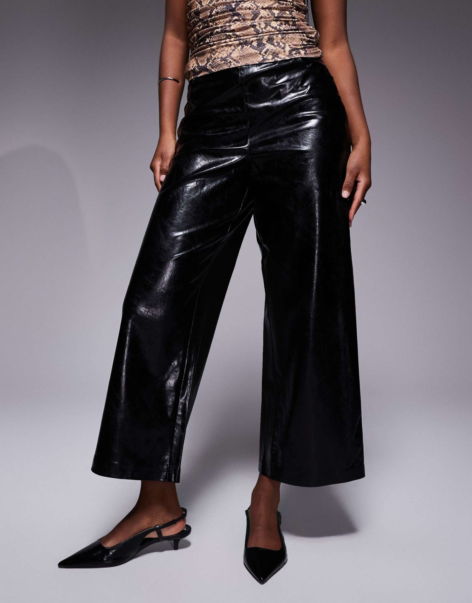Укороченные брюки из искусственной кожи River Island черного цвета с пряжками