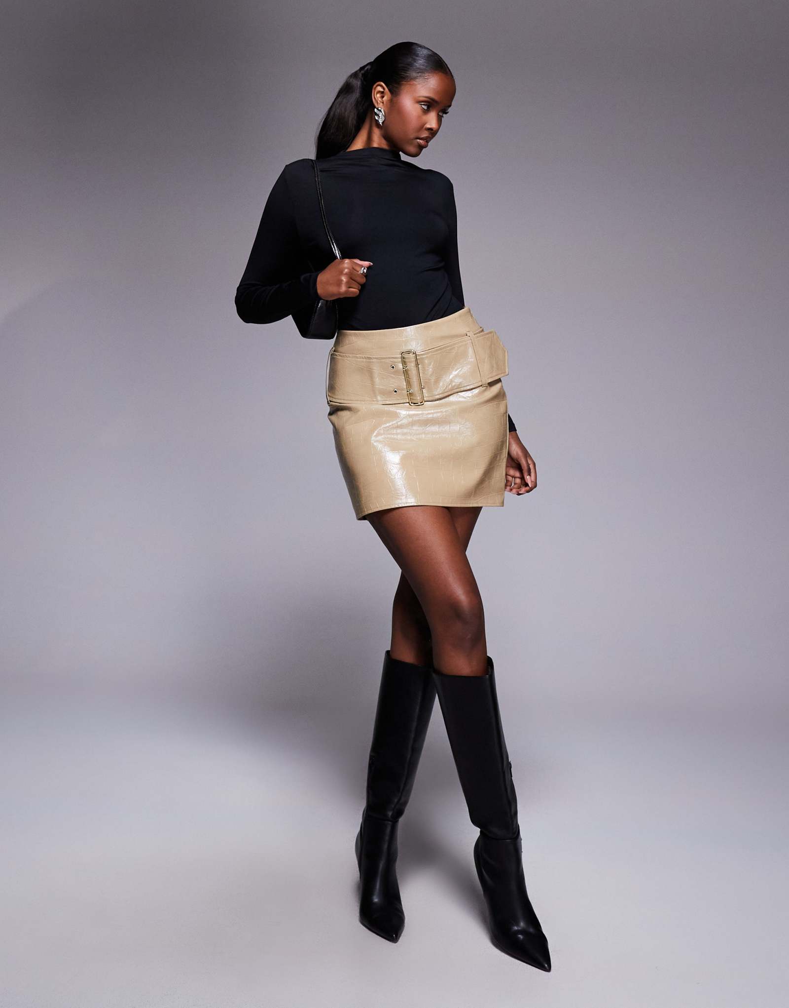 Мини-юбка с карманами из искусственной кожи River Island бежевого цвета