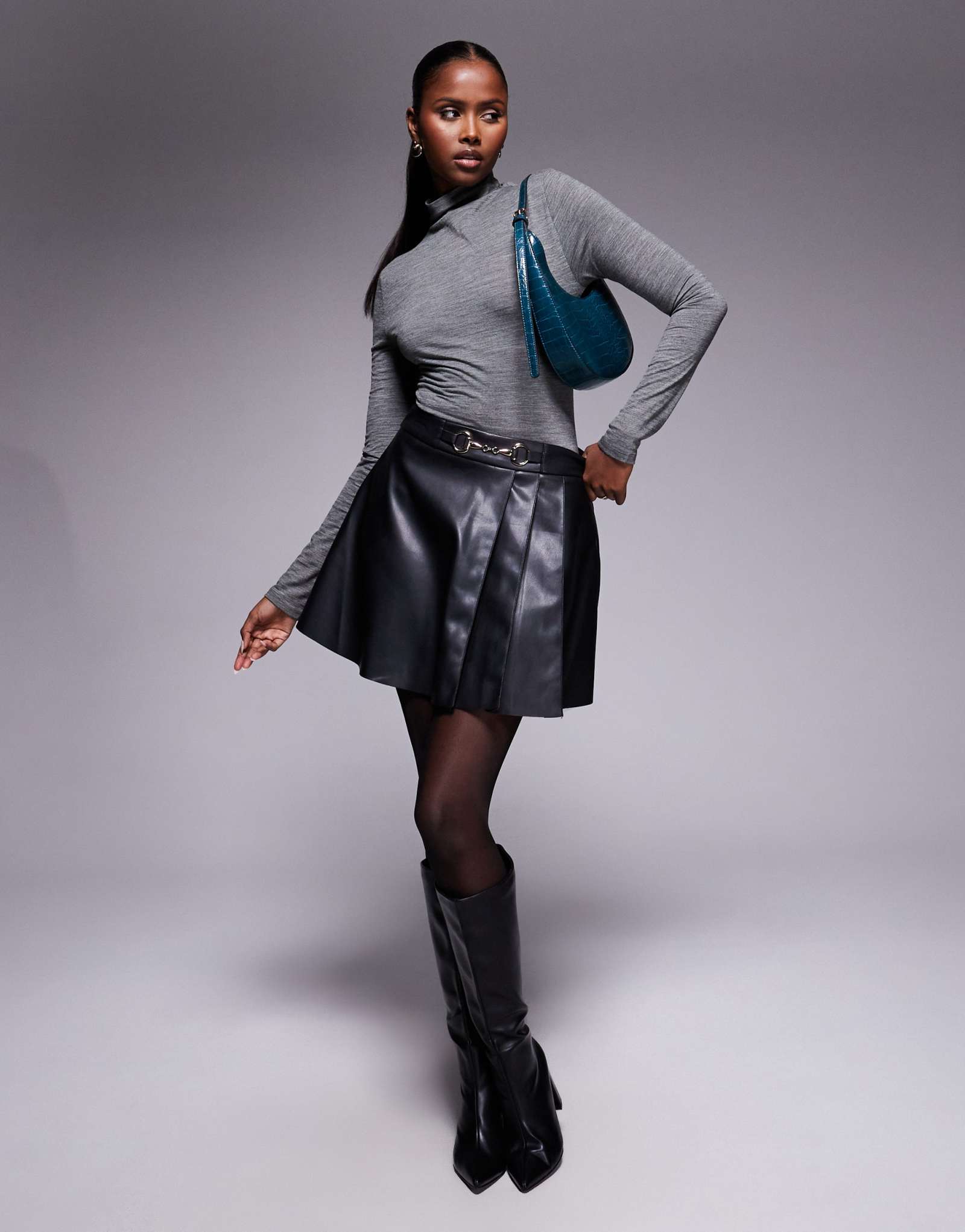 Плиссированная мини-юбка из искусственной кожи River Island с металлическими вставками черного цвета 