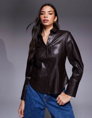 River Island - Figurbetonte Hemdbluse in dunkelbrauner Lederoptik-Neutral