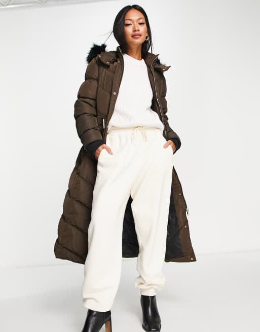 River Island – Figurbetonter, wattierter Mantel in Dunkelbraun