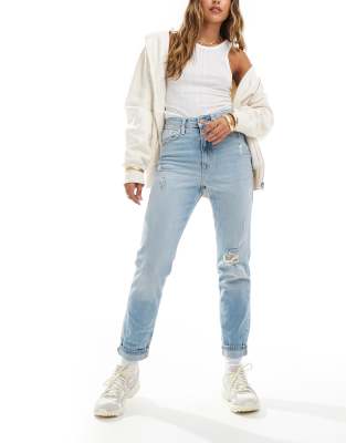 River Island - Figurformende Mom-Jeans in Hellblau