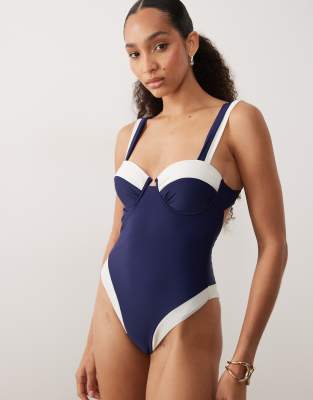 River Island - Figurformender Badeanzug in Marineblau mit Kontrastdetail-Navy