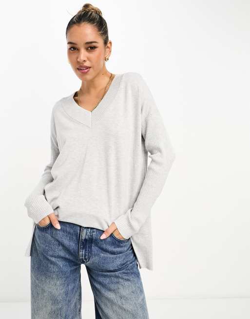 River Island - Fijngebreide trui met V-hals in grijs