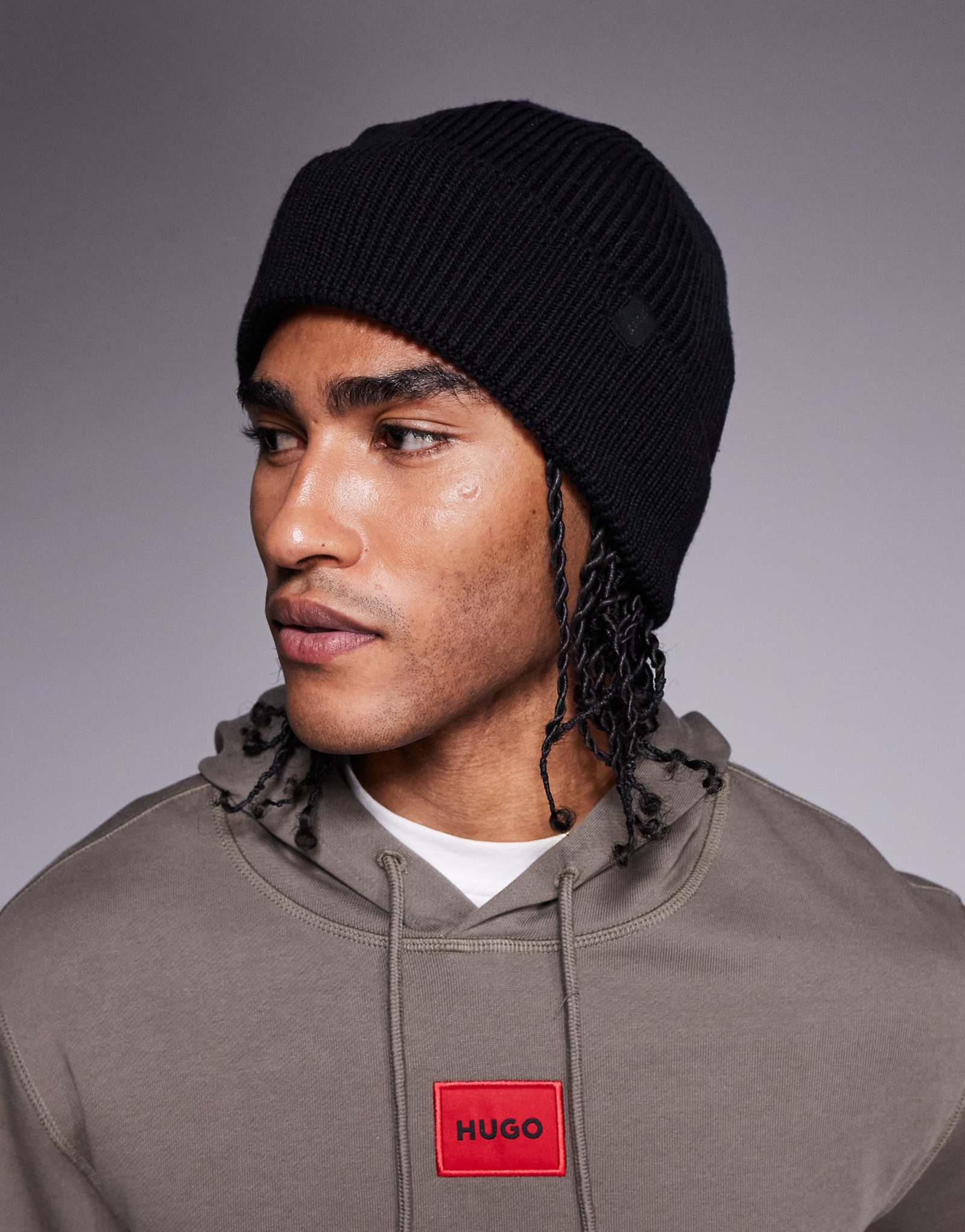 Черная шапочка рыбака с речного острова 