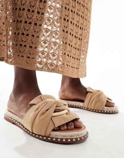 River Island – Flache Sandalen in Beige mit verdrehtem Design