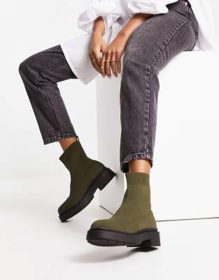 River Island - Flache Stiefel aus Strick in Khaki-Grün