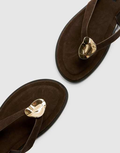 River Island – Flache Zehenstegsandalen in Dunkelbraun mit Metalldetail, 2 von 4