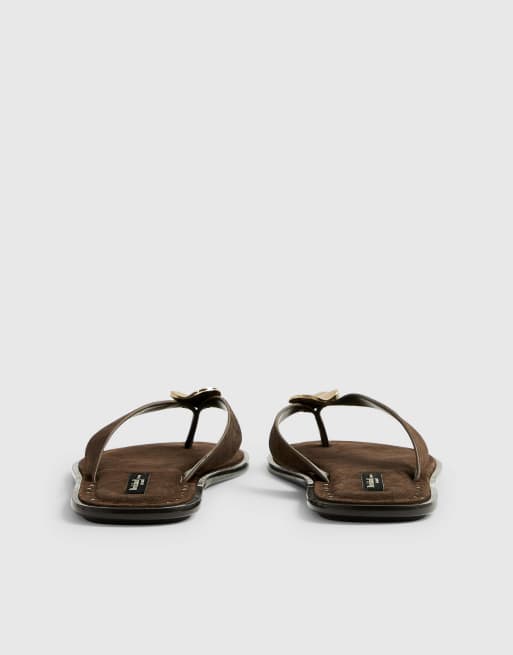 River Island – Flache Zehenstegsandalen in Dunkelbraun mit Metalldetail, 3 von 4