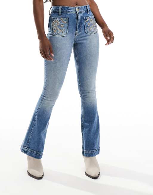 River Island - Flared jeans met geborduurde zakken en wassing in middenblauw