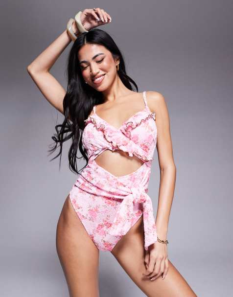 River Island – Geblümter Badeanzug in Hellrosa mit Wickeldesign und Lochstickerei - view 1