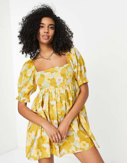 River Island – Geblümtes Mini-Hängerkleid in Gelb