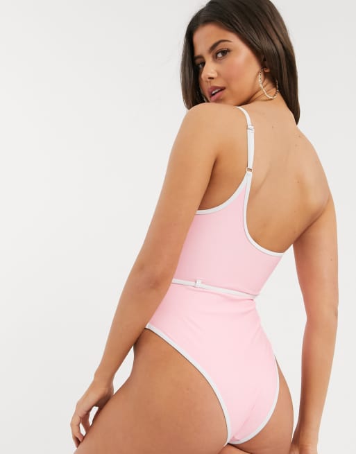 River Island – Gemusterter Badeanzug in Rosa mit asymmetrischem Schulterdesign und Gürtel, 2 von 4