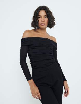 River Island - Gerafftes Oberteil in Schwarz mit Carmen-Ausschnitt