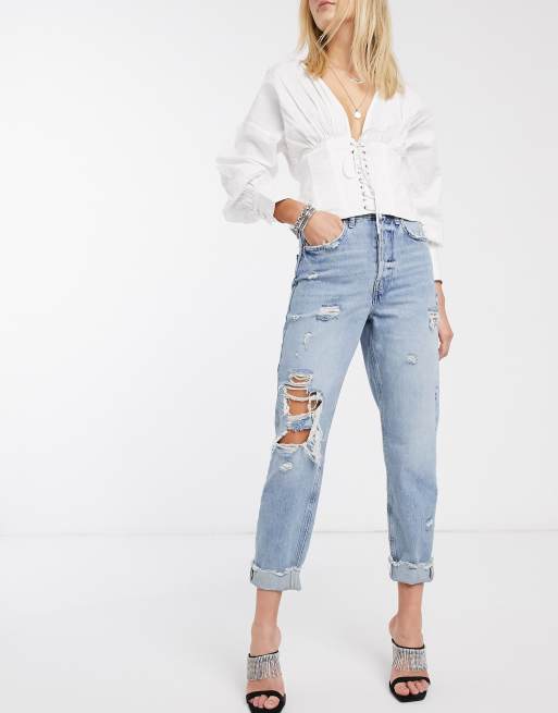 River Island – Gerippte Mom-Jeans in verwaschenem Mittelblau mit Zierrissen am Knie