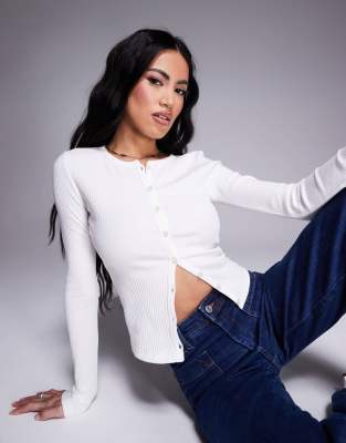River Island - Gerippte Strickjacke in Weiß mit Knopfleiste