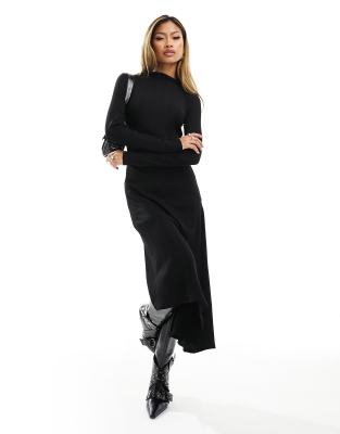 River Island - Geripptes Midikleid in Schwarz mit asymmetrischem Saum