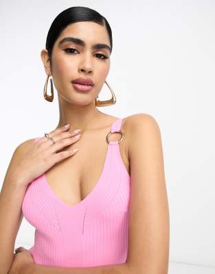 River Island - Geripptes Strick-Trägertop in leuchtendem Rosa mit Ringdetail