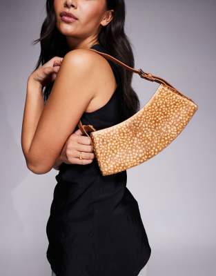 River Island - Gerundete Schultertasche in Beige mit Ponyfelloptik und Rehfell-Muster-Neutral