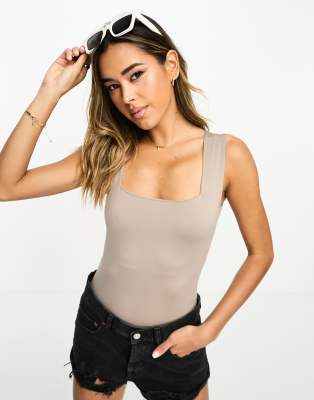 River Island - Geschmeidiger Body in Hellbraun mit eckigem Ausschnitt-Brown