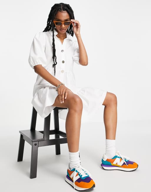 River Island – Gesmoktes Mini-Hemdkleid in Weiß mit Stufendesign