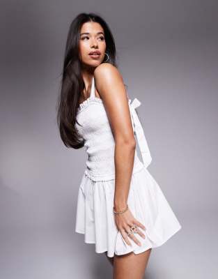River Island - Gesmoktes Minikleid in Weiß